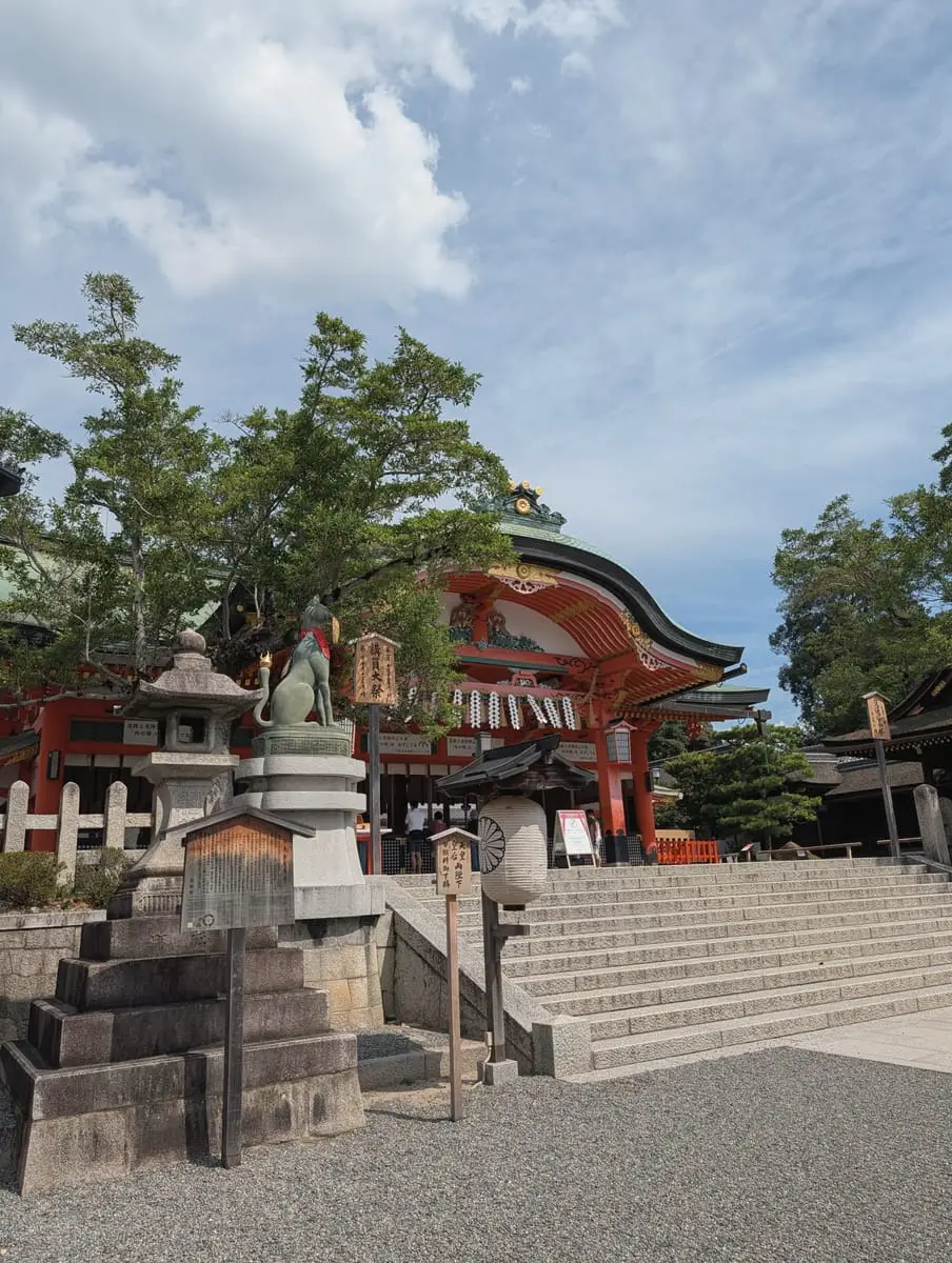 A shrine building and stone lanterns on the upper grounds